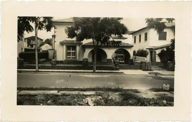Casa con jardines