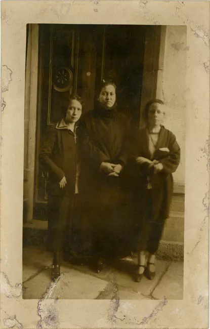 Retrato grupal de tres mujeres