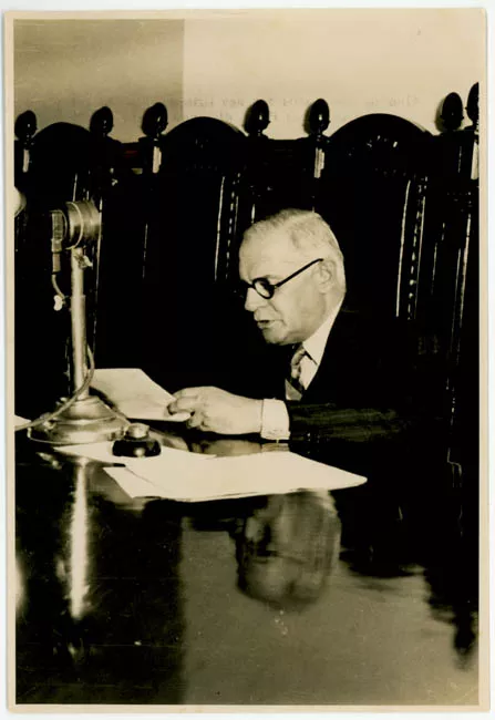 el Dr. Víctor Pérez Petit dictando su clase
