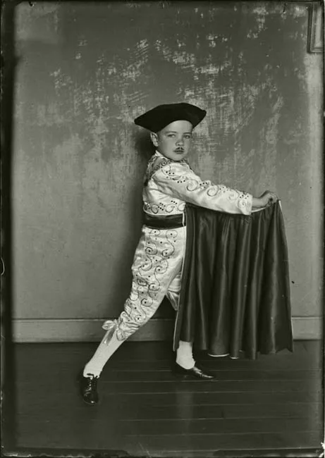Retrato de niño disfrazado de torero
