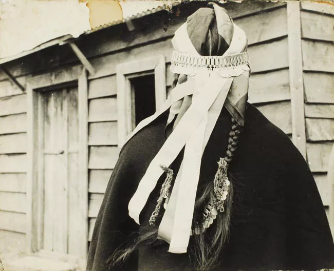 Mujer Mapuche de Espalda