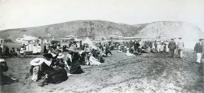 Grupo de Personas en Playa de Constitución