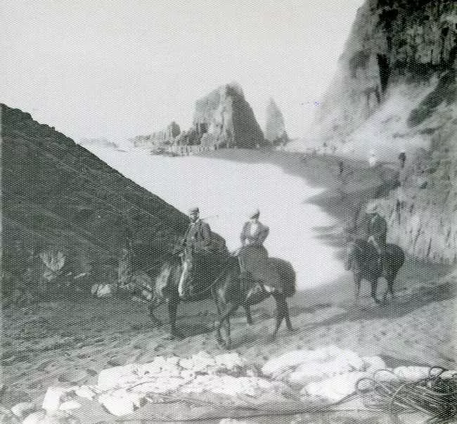 Grupo de Personas a Caballo, Playa de Constitución