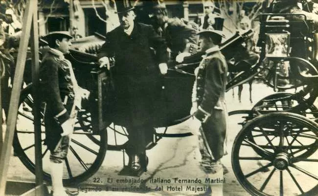 El Embajador Italiano Fernando Martini Llegando á su Residencia del Hotel Majestic
