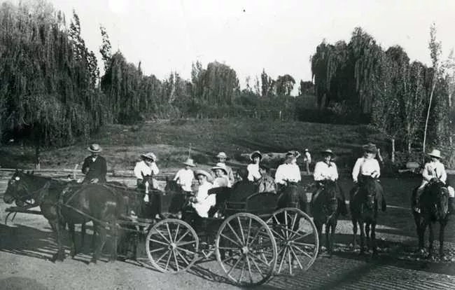 Grupo de Personas a Caballo y en Carruaje