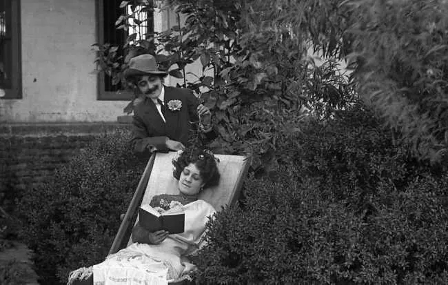 Dos Personas en un Patio