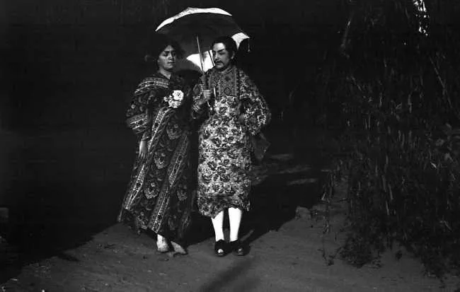 Esther Jordán Rodríguez y Flor M. Rojas Rodríguez con Disfraces Masculinos Orientales