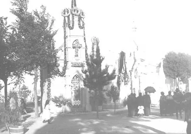 Grupo de Personas en el Cementerio