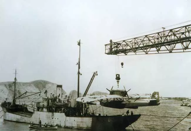 Avión y Barco de Guerra de la Armada de Chile en Constitución