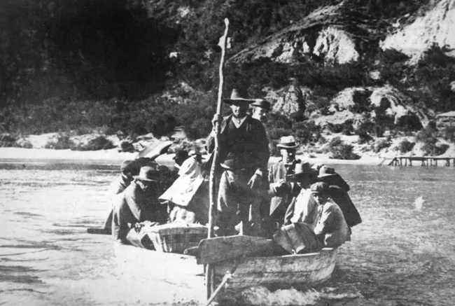 Grupo de Personas en Bote