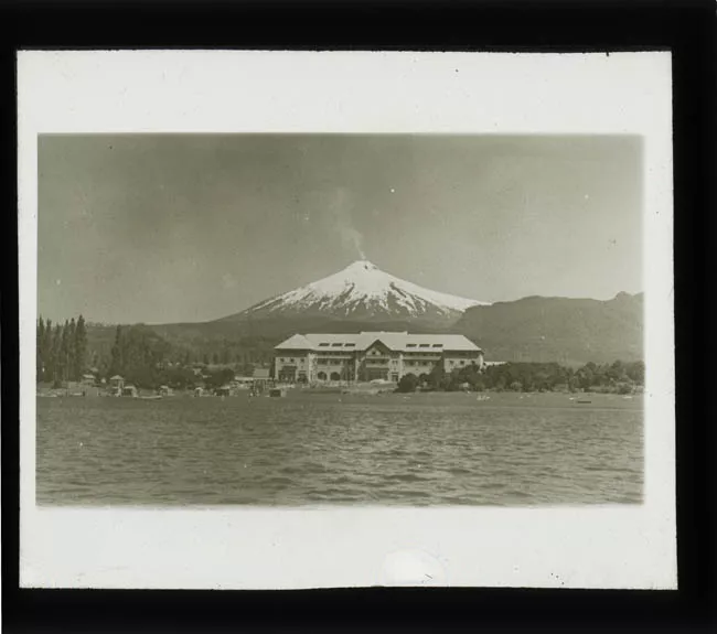 Vista del Hotel Pucón y volcán Villarrica de fondo