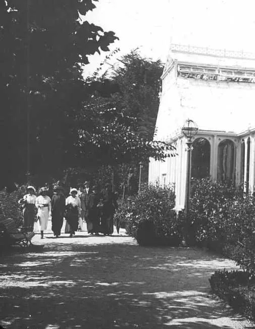 Grupo de Personas en Jardín