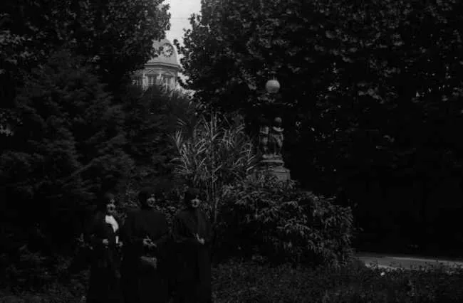 Retrato de Damas en Jardín