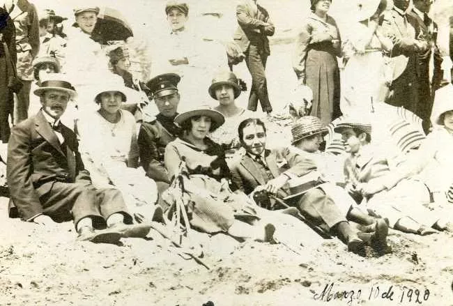 Retrato de Cristina E.M., Germán del Fierro Muñoz, Berta E.M. y otras personas en la playa