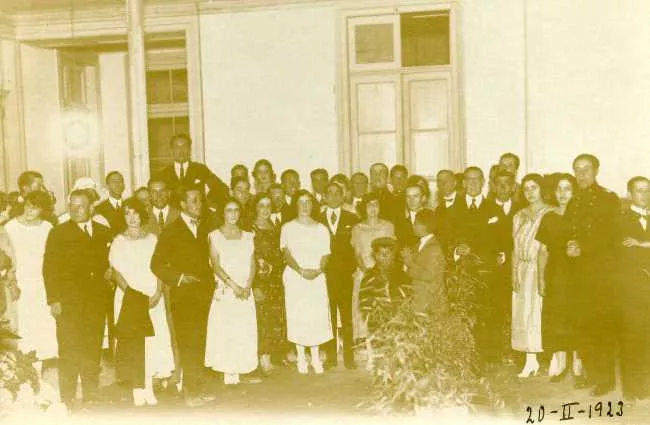 Retrato de Damas y Caballeros en Reunión Social