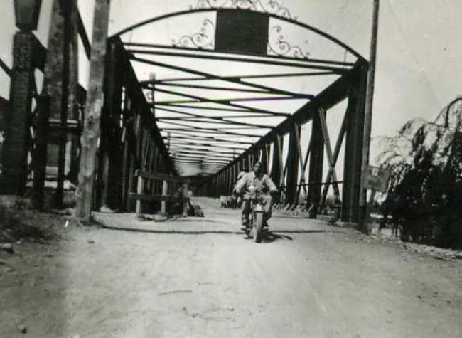 Motociclista en el Puente del Río Maule