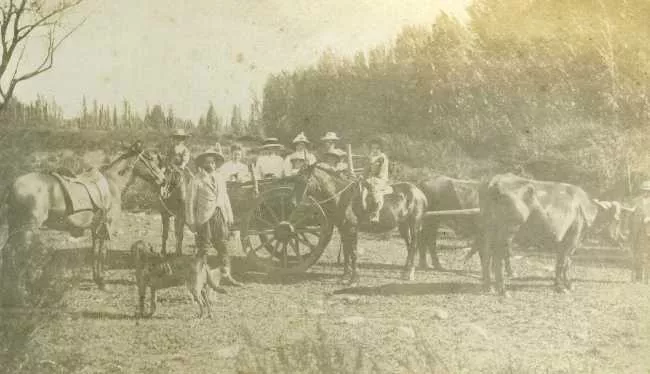 Grupo de Personas a Caballo y en una Yunta de Bueyes