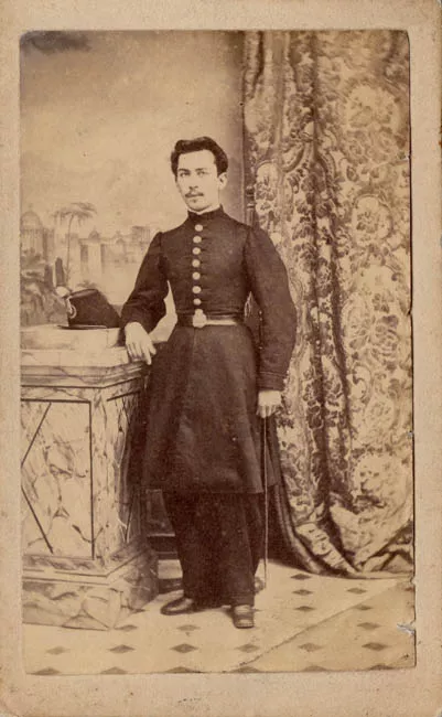 Retrato de hombre vestido de uniforme