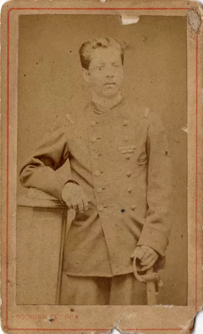 Retrato de hombre vestido de uniforme