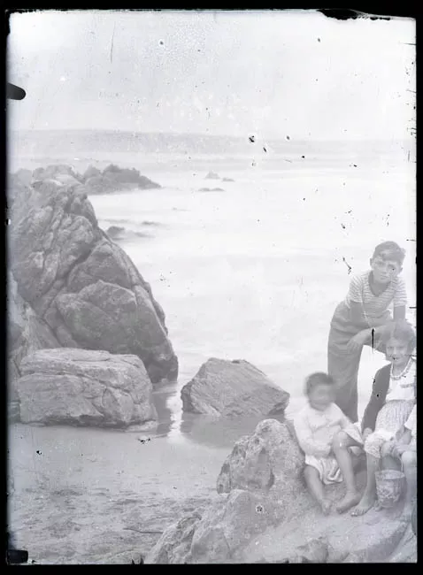 Retrato de niñas y niños junto a  una playa