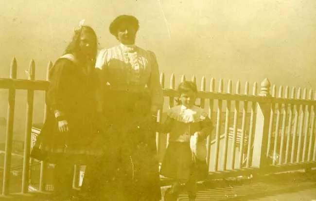 Dama y Dos Niñas