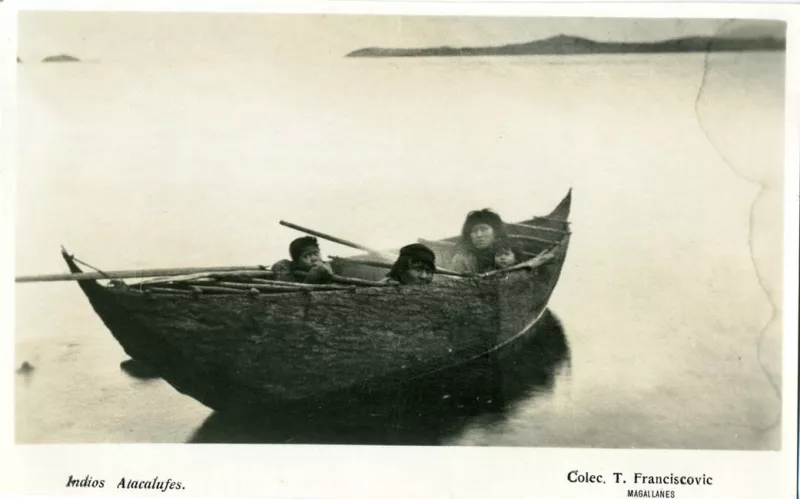 Grupo de Indios Alacalufes en un bote