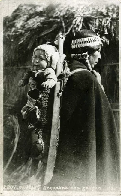 Mujer mapuche cargando a su hijo 