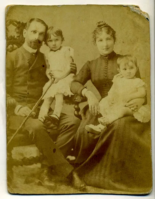 Retrato de Carlos Besa Navarro, esposa e hijos