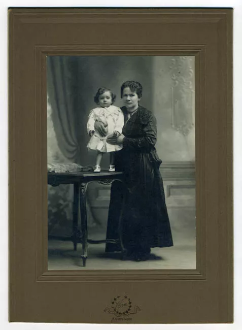 Guillermo Muñoz Zorrilla junto a su abuela