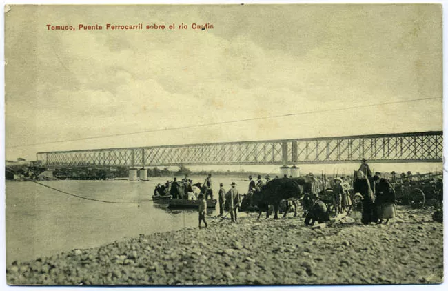 Puente de ferrocarril en rio Cautín, La Araucanía, Chile