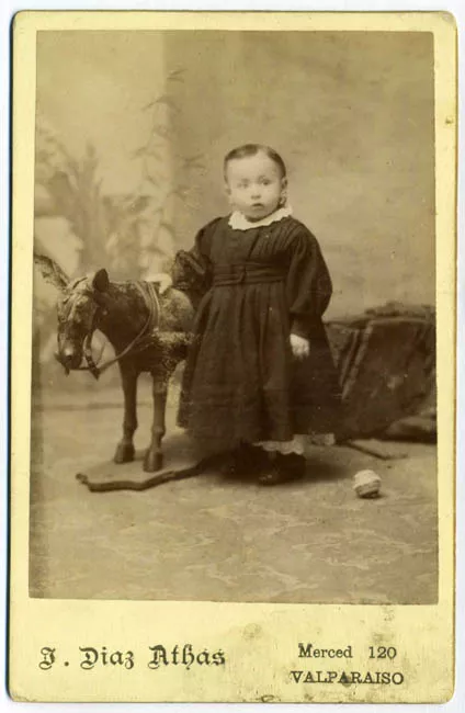 Niño con juguetes