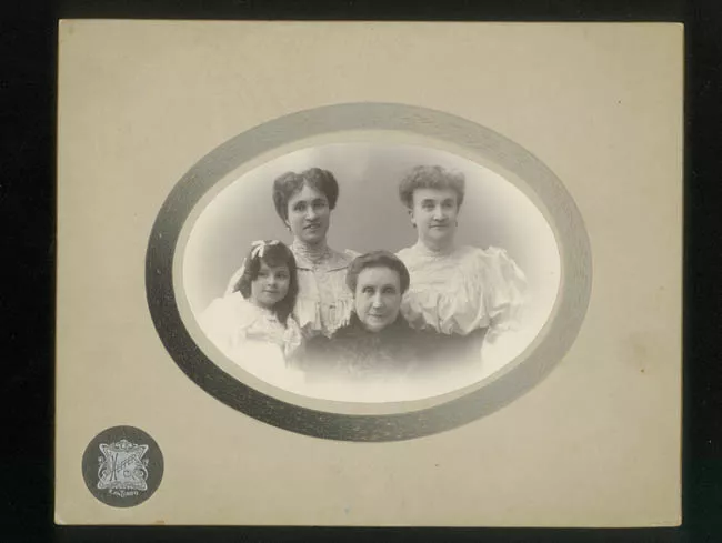 Eugenia Borgoño Vergara de Barros, Martina Barros Borgoño de Orrego, Marta Orrego Barros de Rodríguez y María Rodríguez Orrego 