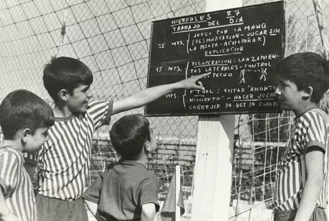 Escuela de fútbol UC, niños Bernardo e Ignacio