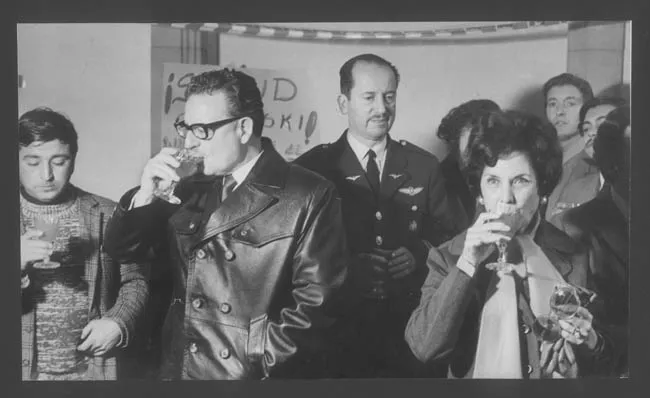 SALVADOR ALLENDE GOSSENS Y SRA.