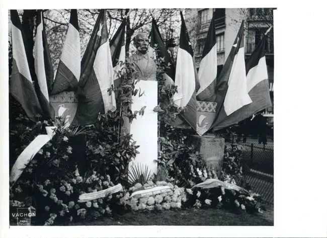 Busto de Benjamín Vicuña Mackenna en París