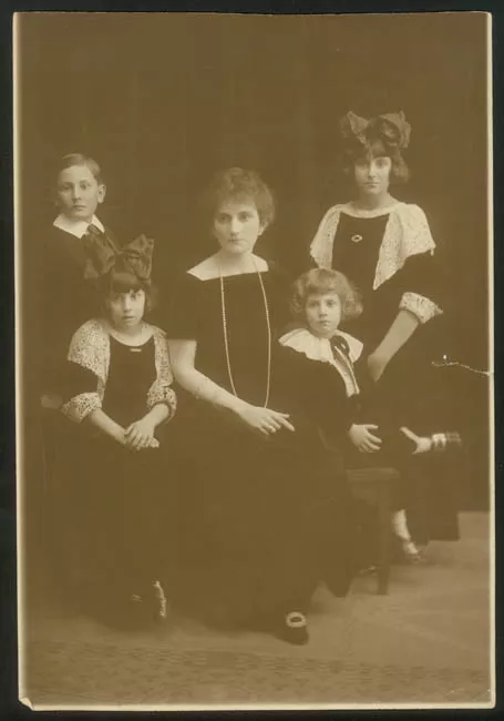 Retrato de María Luisa Edwards Mac-Lure de Lyon con sus hijos