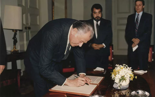 PDTE. AYLWIN FIRMANDO PROYECTO LEY INDIG