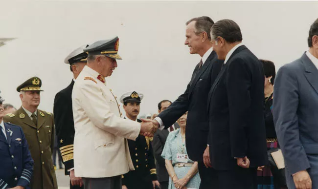 Presidente Aylwin y General Pinochet  junto a Gorge H.W. Busch