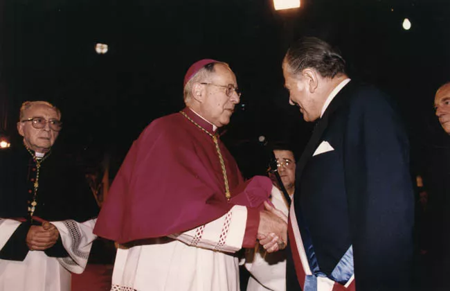 Presidente Patricio Aylwin, saludando a Monseñor Carlos Oviedo