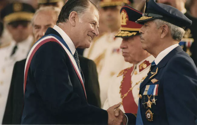 Presidente Patricio Aylwin saludando al Comandante Vega
