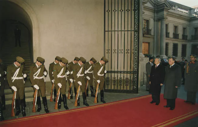 PDTE. AYLWIN SALIENDO DE LA MONEDA