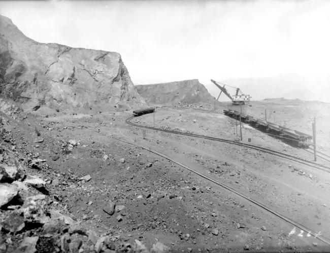 Carros de Transporte Mineral en el Yacimiento El Tofo