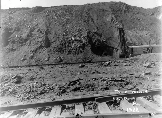 Excavadora en Plataforma A en la Mina El Tofo