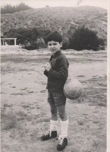 Niño con equipo de fútbol
