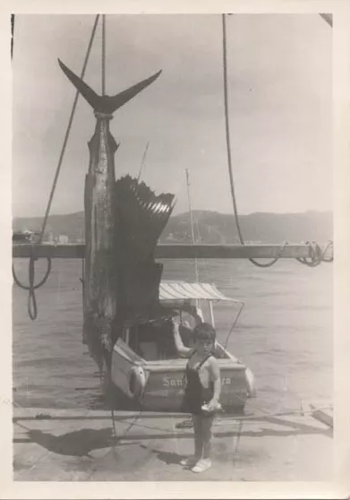 Niño y pez espada