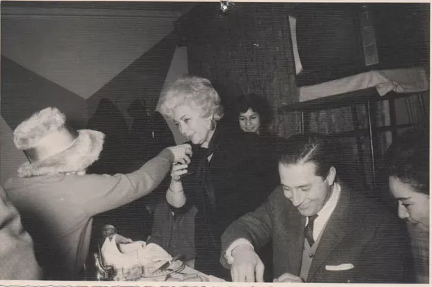 Silvia Piñeiro de espaldas con sombrero
