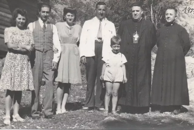 RETRATO GRUPAL CON CAPELLAN DE EJERCITO