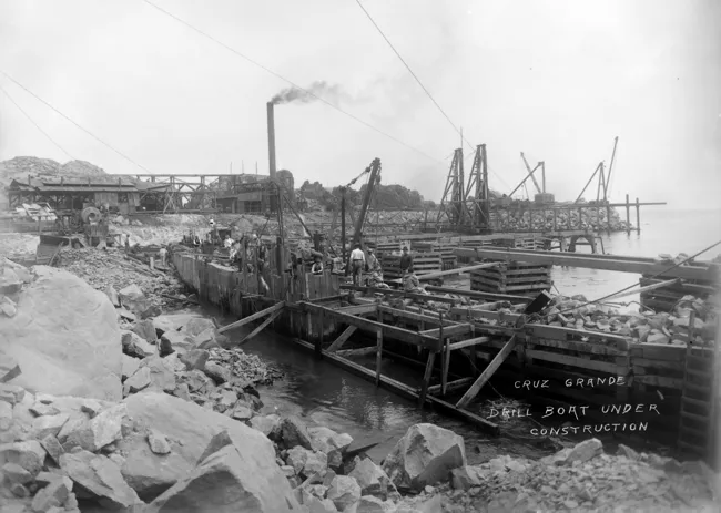 Cruz Grande, Construcción de Barco de Perforación.