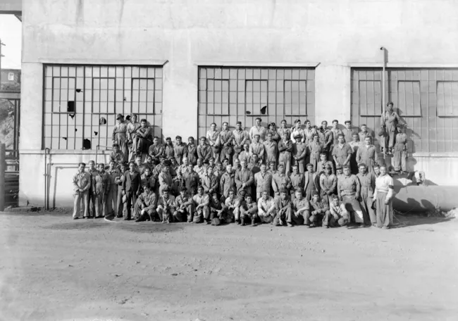 Grupo de Trabajadores Frente a Usina en el Yacimiento El Tofo 