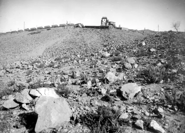 Vista Lejana a Carros Transportadores de Mineral en el Yacimiento El Tofo